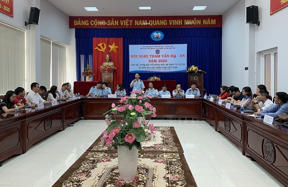 Hồi tháng 10, Cục Hải quan Bà Rịa - Vũng Tàu cũng đã tổ chức hội nghị đối thoại nhằm gỡ vướng cho chủ đầu tư và các nhà thầu thực hiện dự án Tổ hợp hóa dầu miền Nam Việt Nam. Ảnh: N.H