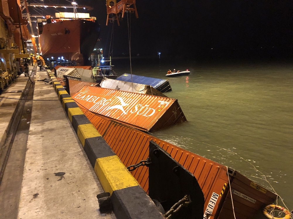 Công ty Cảng Tân cảng Mái Mép – Thị Vải đã lai dắt số container trên về cầu cảng và đang tiến hành cẩu lên bãi