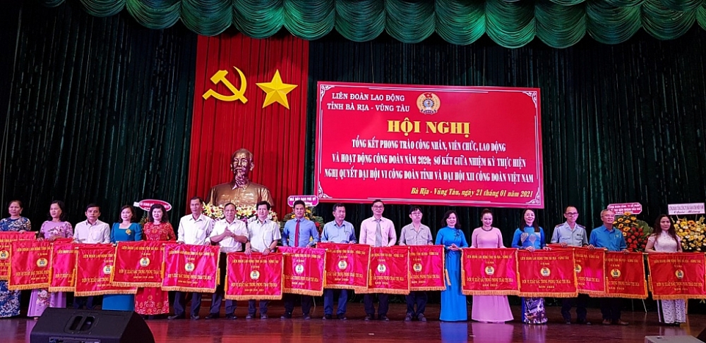 Liên đoàn lao động tỉnh Bà Rịa - Vũng Tàu trao cờ thị đua cho các đơn vị