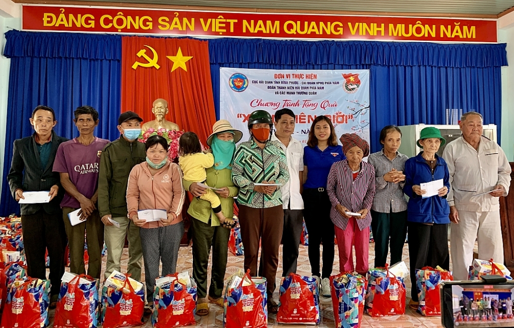 Ông Nguyễn Xuân Cường, Phó Chủ tịch xã Lộc Hòa cùng đại diện chi đoàn trao quà cho bà con