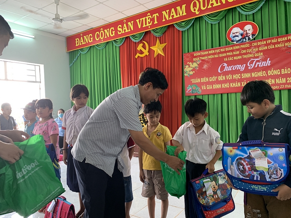 Ông Đinh Văn Bàng, Phó Chủ tịch xã Phước Thiện trao quà cho các em học sinh