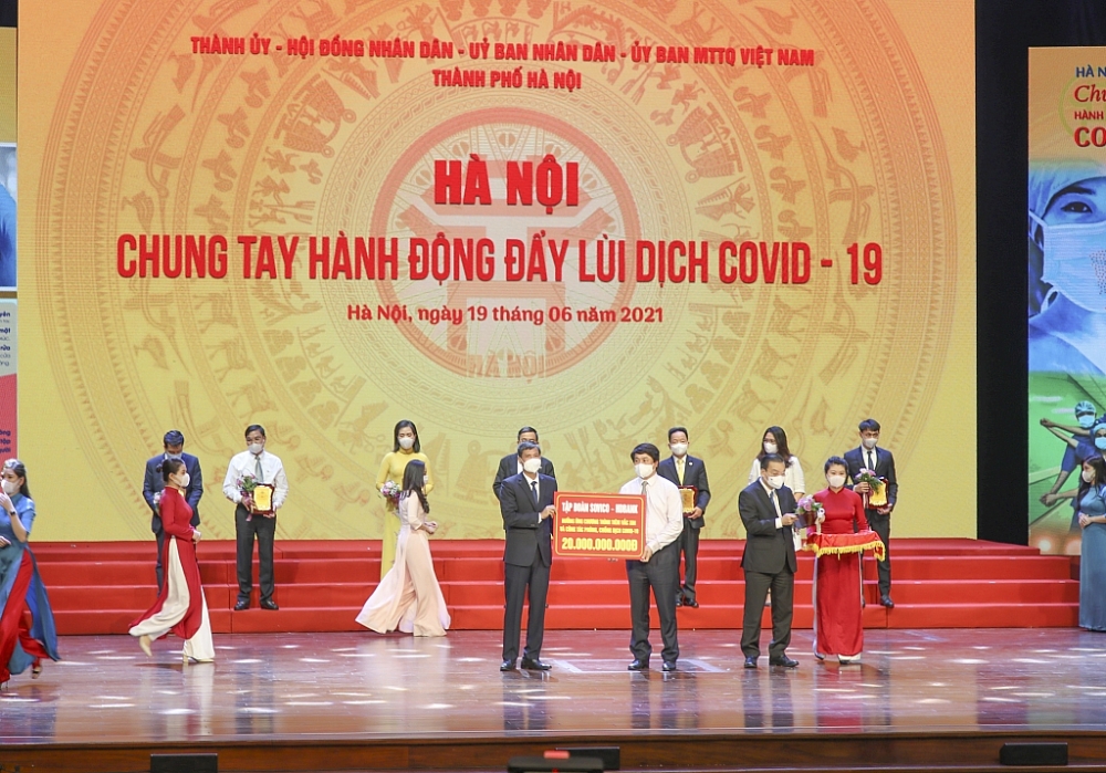 Đại diện HDBank trao 20 tỷ đồng cho TP Hà Nội