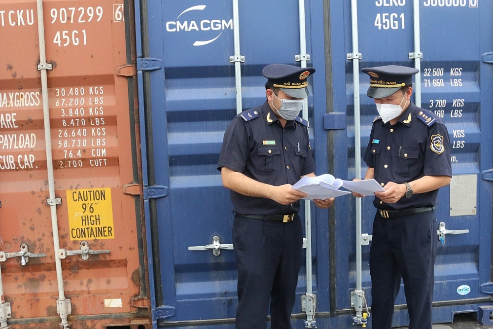 Công chức Chi cục Hải quan cửa khẩu cảng Đồng Nai giám sát hàng hóa xuất nhập khẩu. Ảnh: N.H