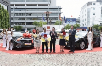28 nhà phân phối, đại lý của Hoa Sen được trao thưởng xe hơi, điện thoại