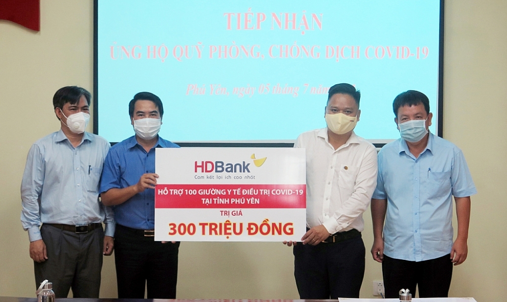 Đại diện HDBank trao tặng số tiền tài trợ cho tỉnh Phú Yên