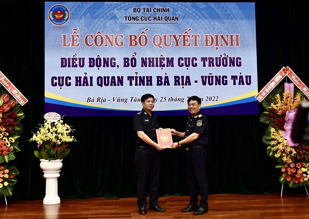 Phó Tổng cục trưởng Nguyễn Văn Thọ trao quyết định cho tân Cục trưởng Cục Hải quan Bà Rịa - Vũng Tàu Nguyễn Trường Giang. Ảnh: CTV