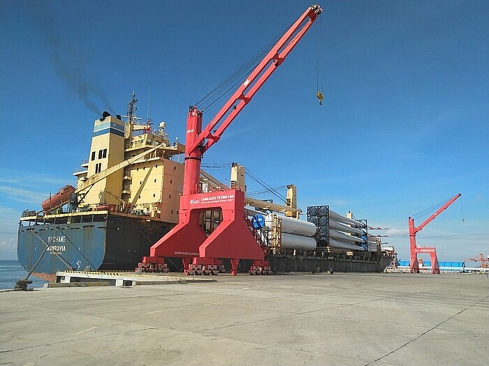 Tàu chở thiết bị điện gió cập cảng Quốc tế Vĩnh Tân. Ảnh: ST