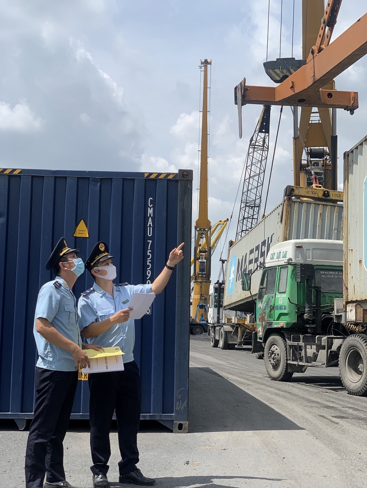 Công chức Hải quan Đồng Nai giám sát hàng hóa XNK tại Cảng Đồng Nai