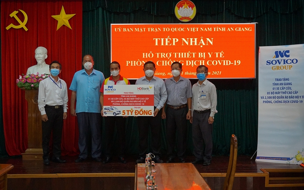 Đại diện Tập đoàn Sovico và HDBank trao tặng số thiết bị cho tỉnh An Giang 