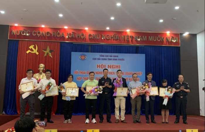 Hải quan Bình Phước khen thưởng 10 doanh nghiệp nộp thuế lớn, tuân thủ tốt pháp luật về Hải quan