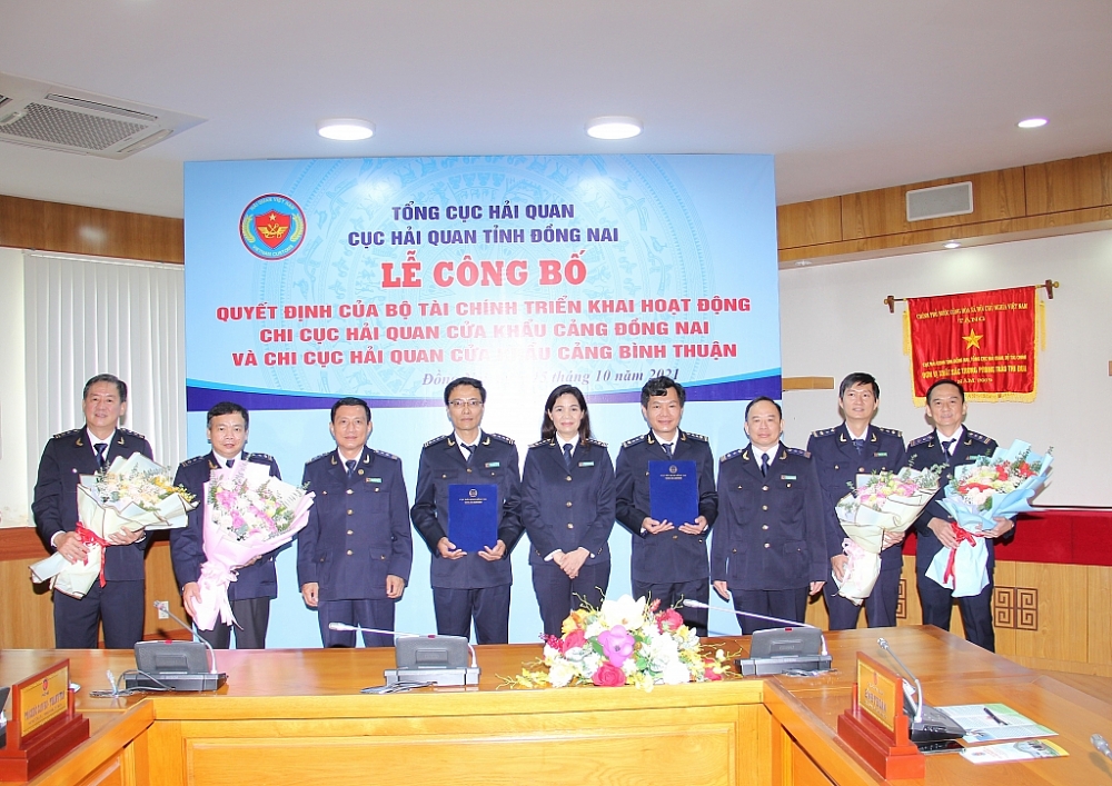 Lãnh đạo Cục Hải quan Đồng Nai trao quyết định cho 2 chi cục Hải quan cửa khẩu cảng Đồng Nai và cảng Bình Thuận