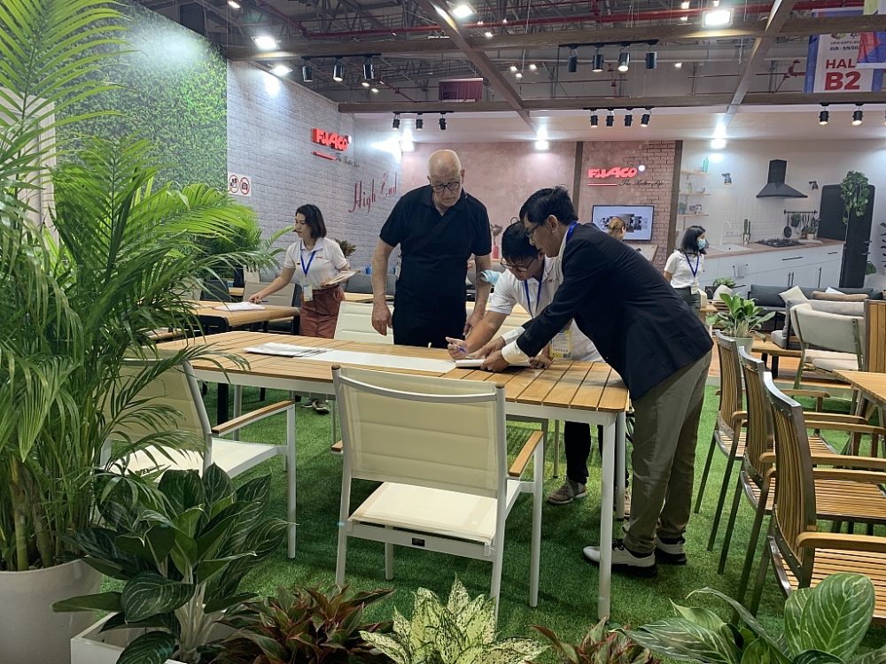 Các sản phẩm đồ gỗ của Việt Nam đang thu hút sự quan tâm của khách hàng quốc tế. Ảnh: N.H