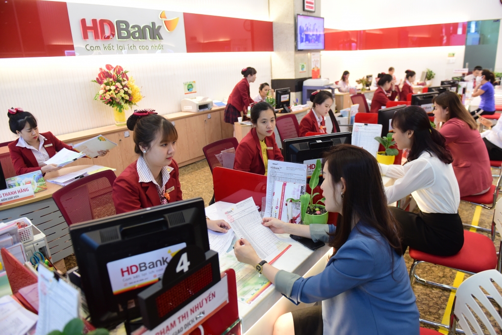 Khách hàng giao dịch tại HDBank