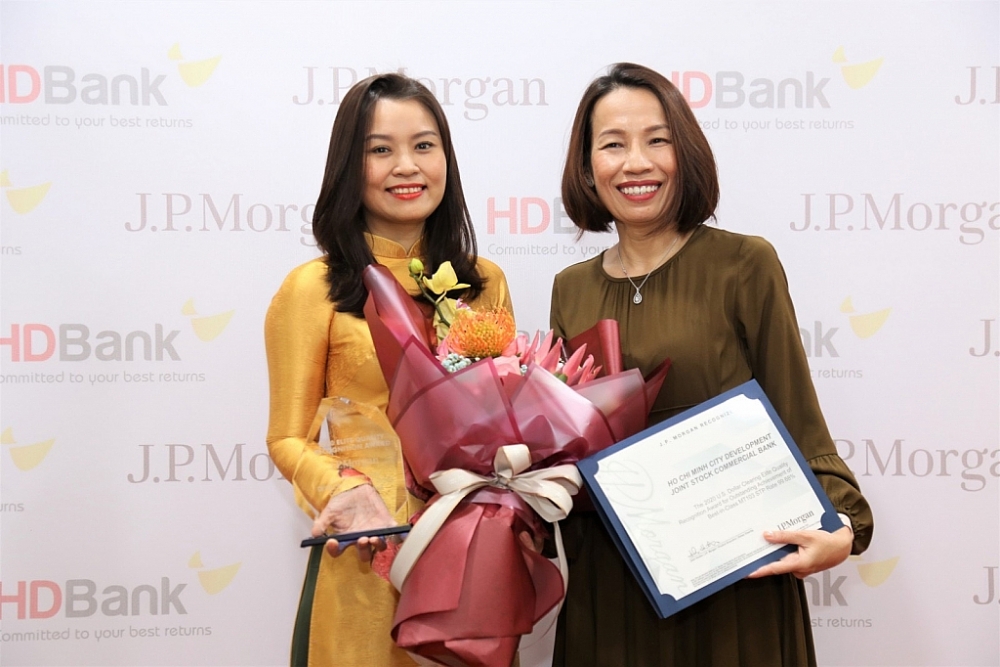 Lãnh đạo HDBank nhận giải thưởng Chất lượng thanh toán quốc tế xuất sắc 