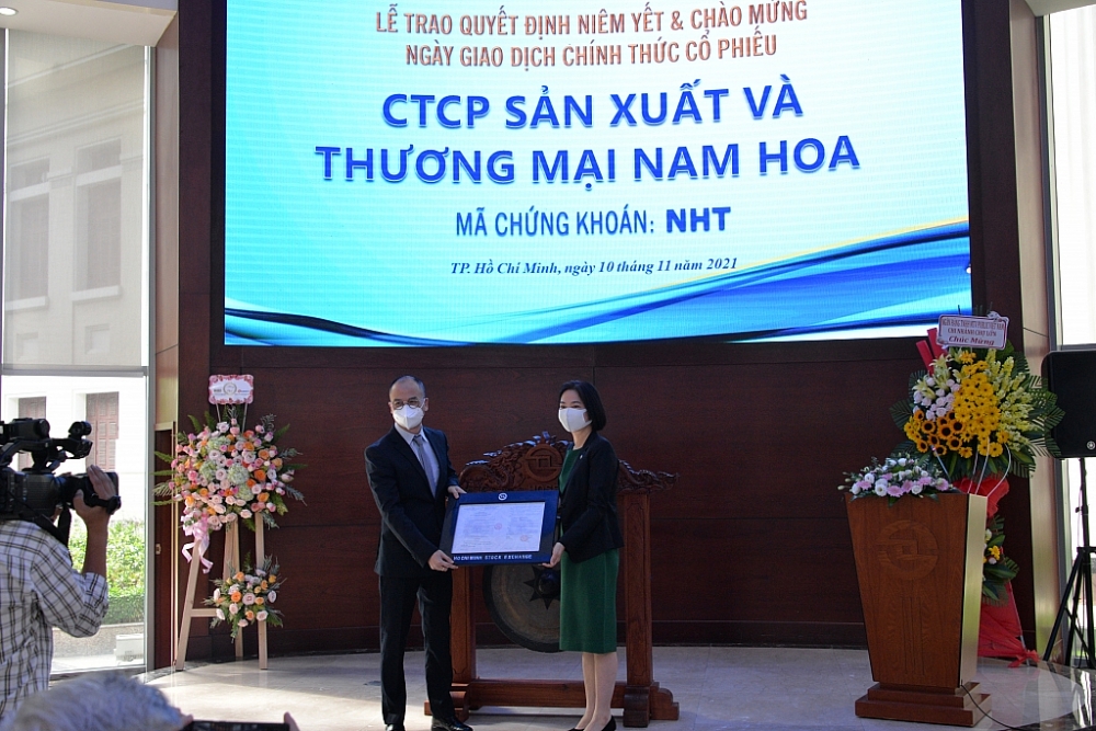 Ông Nguyễn Tiến Thọ, Tổng Giám đốc NHT nhận quyết định niêm yết 