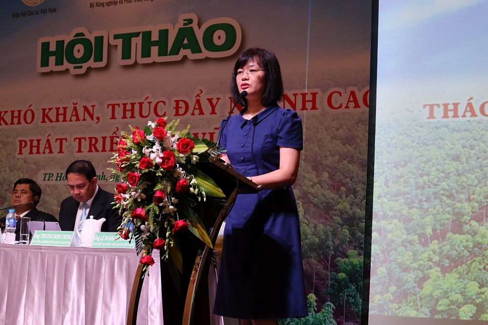 Bà Trần Thị Tuyết, đại diện Vụ Chính sách Thuế giải đáp các vướng mắc của doanh nghiệp