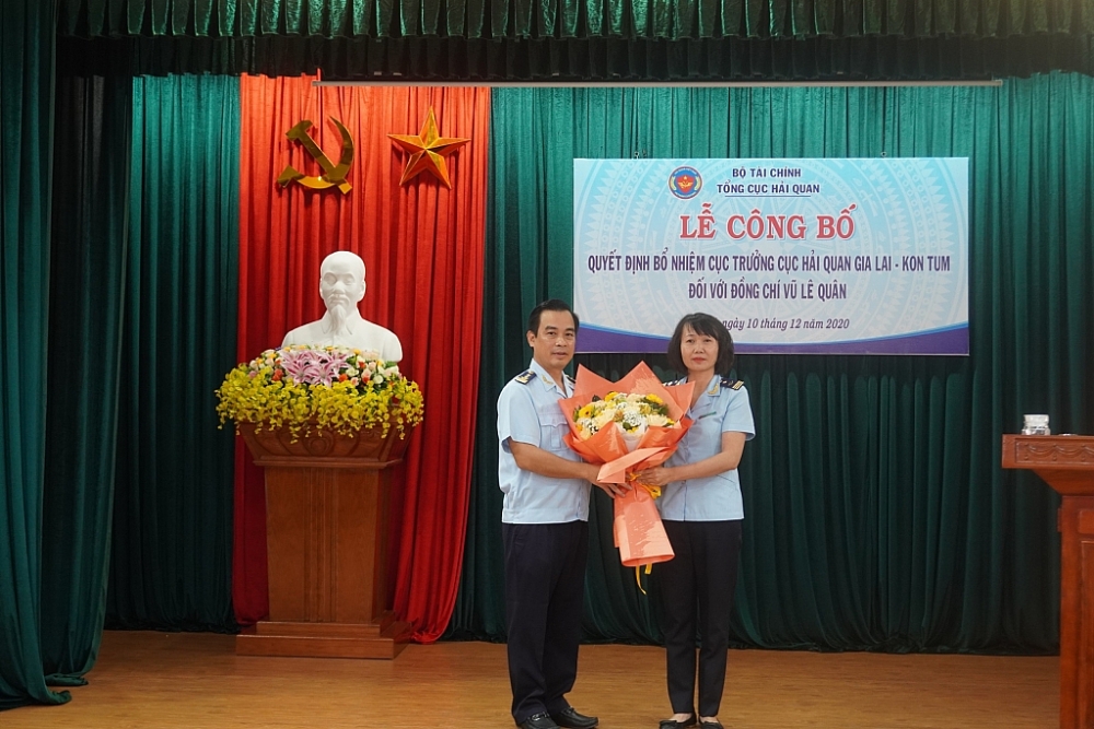 Phó Cục trưởng Cục Hải quan Gia Lai Kon Tum Lê Thị Thanh Huyền tặng hoa cho tân Cục trưởng