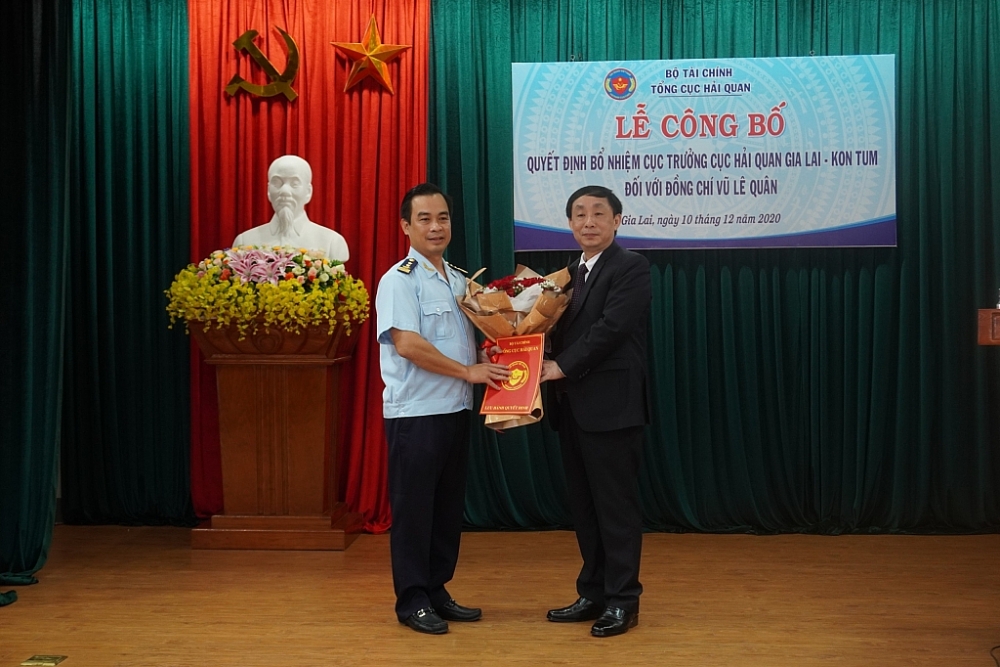 Phó tổng cục trưởng Hoàng Việt Cường trao quyết định bổ nhiệm cho ông Vũ Lê Quân