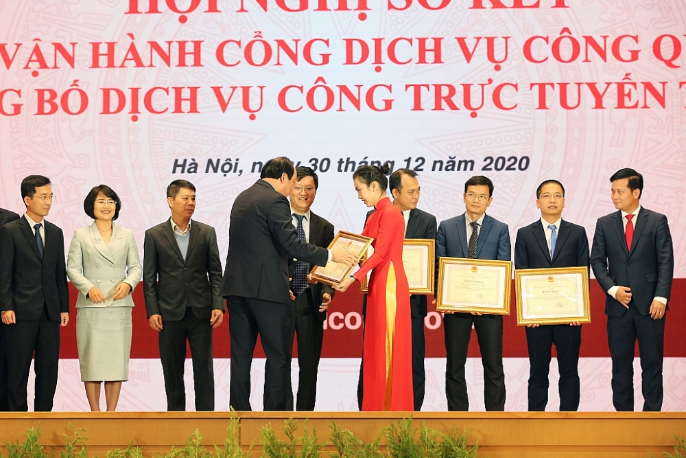 Bộ trưởng, Chủ nhiệm VPCP Mai Tiến Dũng trao bằng khen cho đại diện Ví MoMo