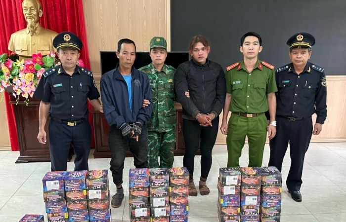 Gùi 4 bao tải pháo lậu đi bộ từ Campuchia về Việt Nam