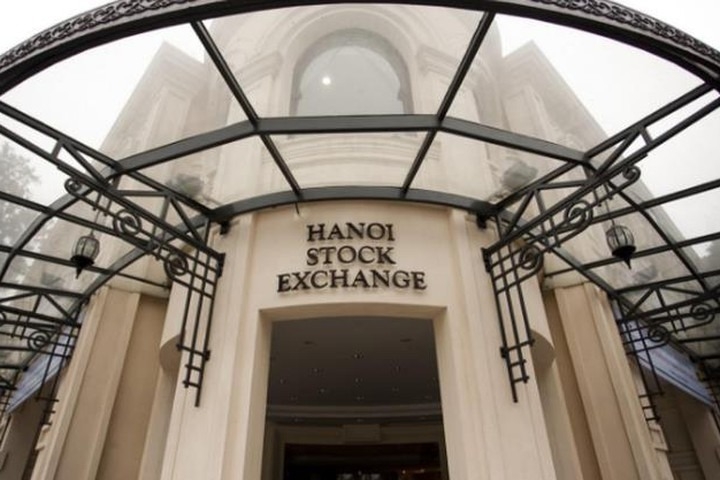 Thị trường cổ phiếu niêm yết tại HNX biến động mạnh trong 5 tháng đầu năm