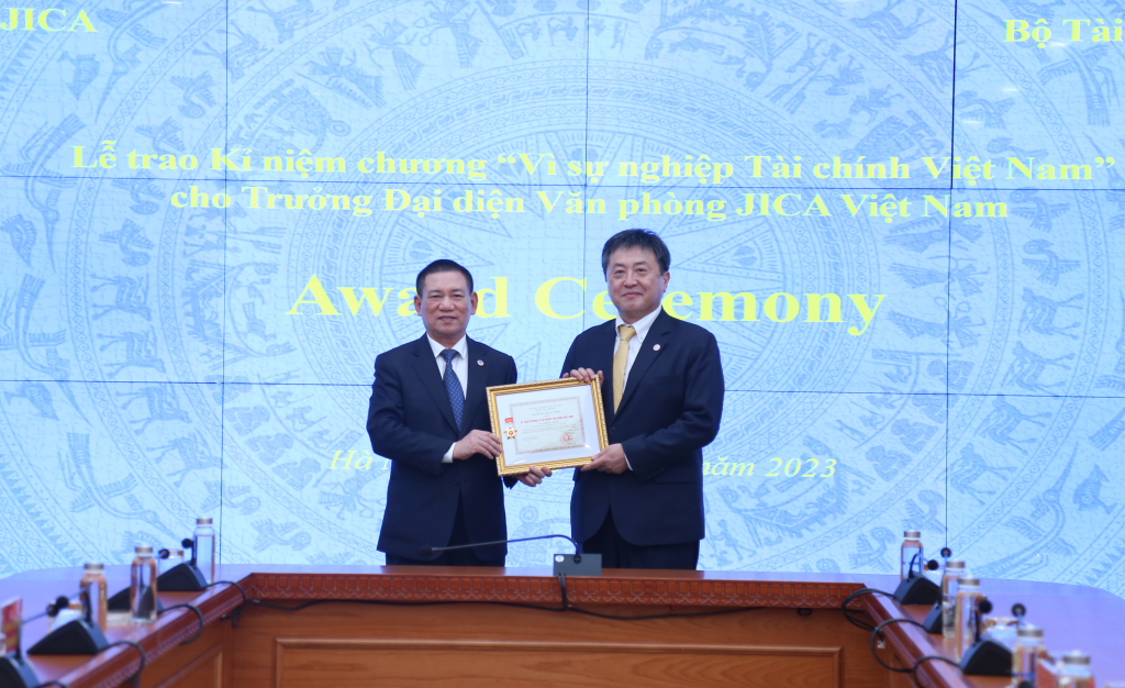 Tặng Kỷ niệm chương “Vì sự nghiệp Tài chính Việt Nam” cho nguyên Trưởng Đại diện Văn phòng JICA Việt Nam