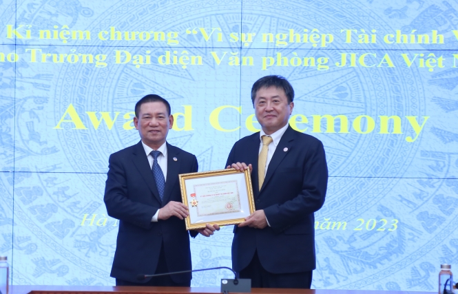 Tặng Kỷ niệm chương “Vì sự nghiệp Tài chính Việt Nam” cho nguyên Trưởng Đại diện Văn phòng JICA Việt Nam