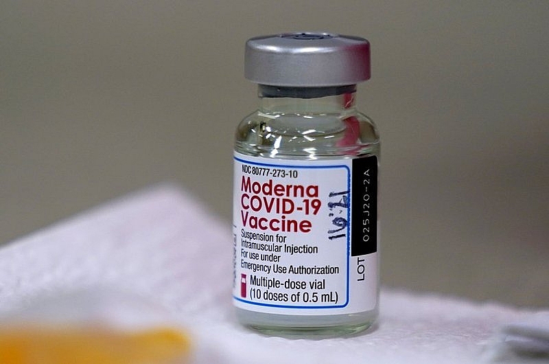 Tiêm mũi thứ 3 vắc xin Moderna bằng nửa liều cơ bản