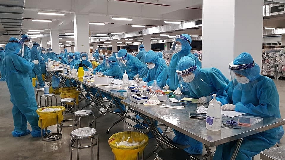 Các nhân viên y tế lấy mẫu xét nghiệm tại Khu công nghiệp Quang Châu (Việt Yên – Bắc Giang). Ảnh Ngân Hà.