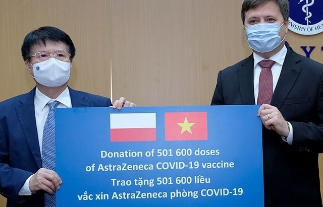 Đại sứ Ba Lan bàn giao cho Bộ Y tế hơn 500.000 liều vắc xin AstraZeneca