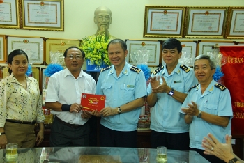 Cục Hải quan TPHCM thăm và tặng quà Tết cho Trung tâm dưỡng lão, trẻ em tàn tật