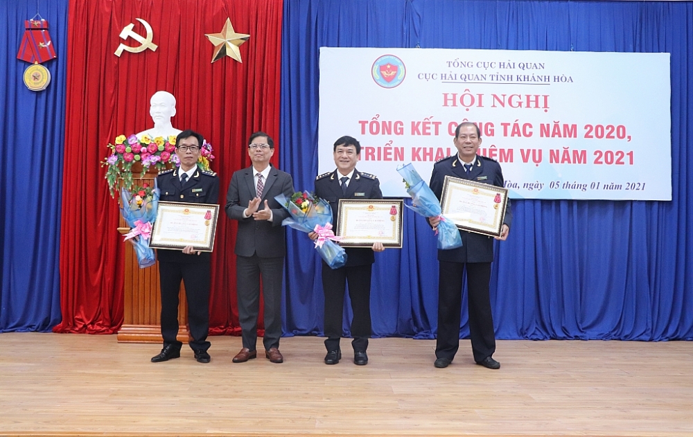 Chủ tịch tỉnh trao nhiều Huân chương cho tập thể, cá nhân Cục Hải quan Khánh Hoà