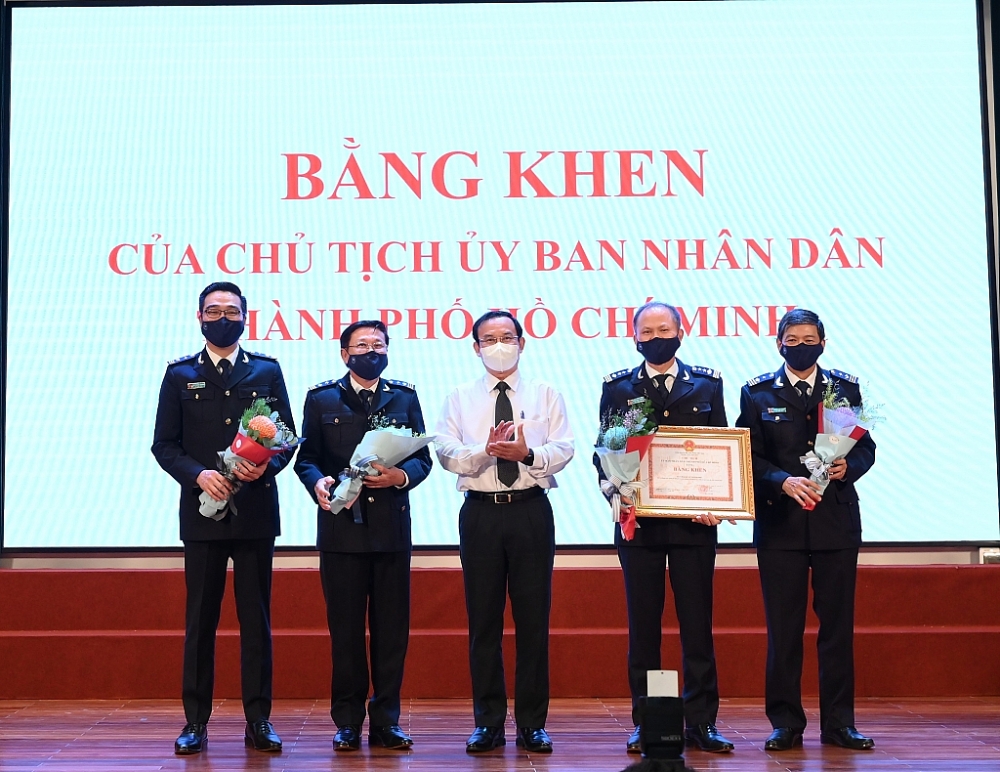Ủy viên Bộ Chính trị, Bí thư Thành ủy TPHCM Nguyễn Văn Nên trao Bằng khen cho Cục Hải quan TpHCM. Ảnh: T.H