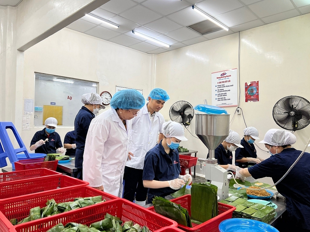 Công nhân Sông Hương Foods sản xuất bánh XK.