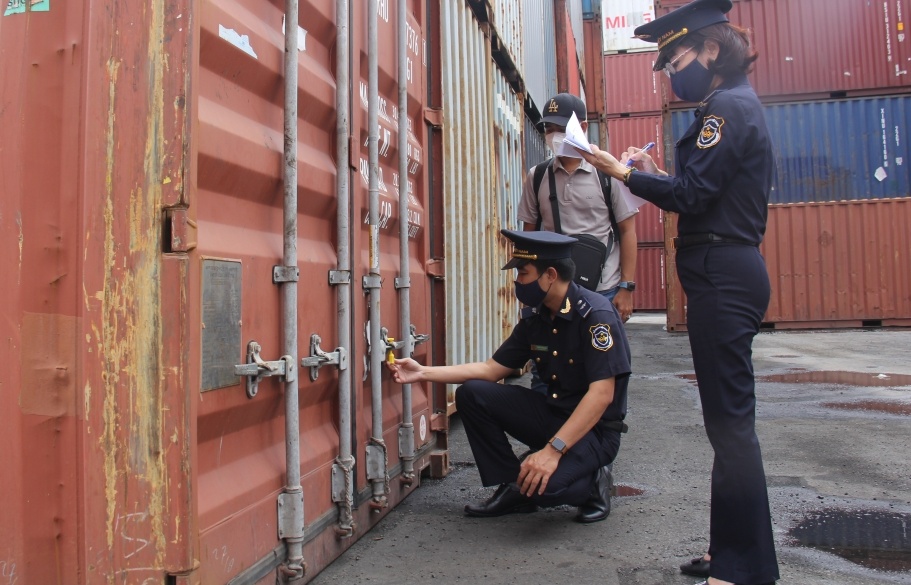 “Bỏ quên” 10 container gỗ nhập khẩu tại cảng
