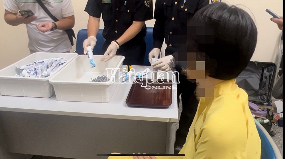 Những hình ảnh Hải quan TPHCM bắt giữ trên 11kg ma túy ngụy trang trong tuýp kem đánh răng