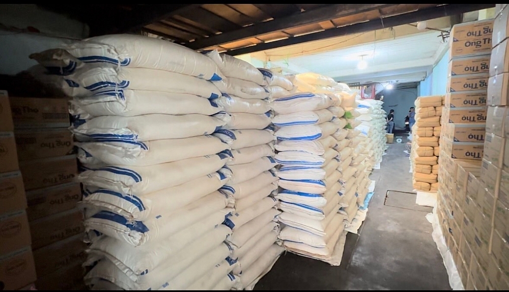 Quản lý thị trường TPHCM tạm giữ trên 26 tấn đường nghi nhập lậu