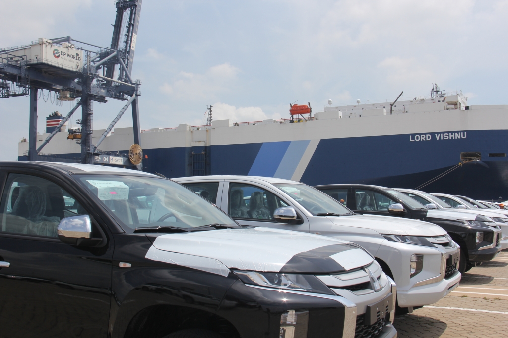 Ô tô nhập khẩu qua  cảng Container trung tâm Sài Gòn. Ảnh: T.H