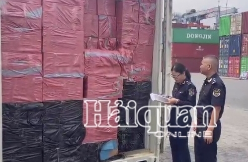 Hình ảnh kiểm tra container hàng quá cảnh chứa hơn 11 triệu điếu thuốc lá vi phạm