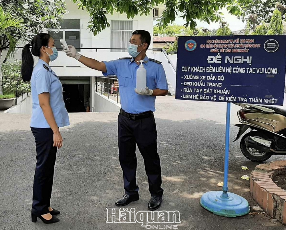 Những hình ảnh chống dịch, thông quan hàng hóa ngày đầu giãn cách tại Hải quan TPHCM