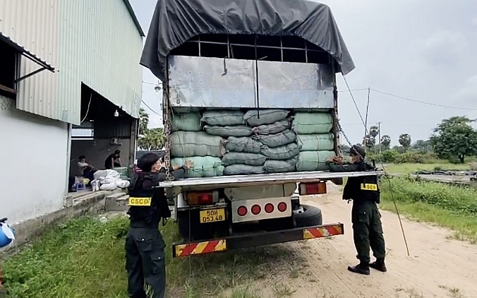 Bắt xe tải chở hàng tấn hàng hóa nghi nhập lậu