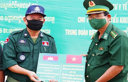 Biên phòng An Giang tặng vật tư chống dịch trị giá 2 tỷ đồng cho Campuchia
