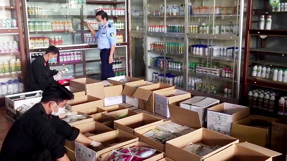 Tạm giữ gần 8.000 sản phẩm thuốc bảo vệ thực vật vi phạm tại chuỗi cửa hàng Thành Phê