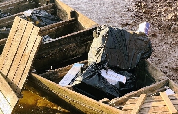 Bắt xuồng máy chở 1.500 bao thuốc lá lậu trên sông Tiền