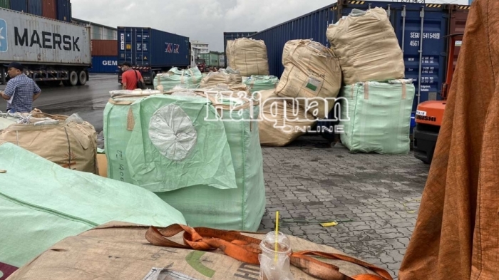 Hải quan TPHCM phát hiện lô hàng hiệu giấu trong container nhựa nhập khẩu