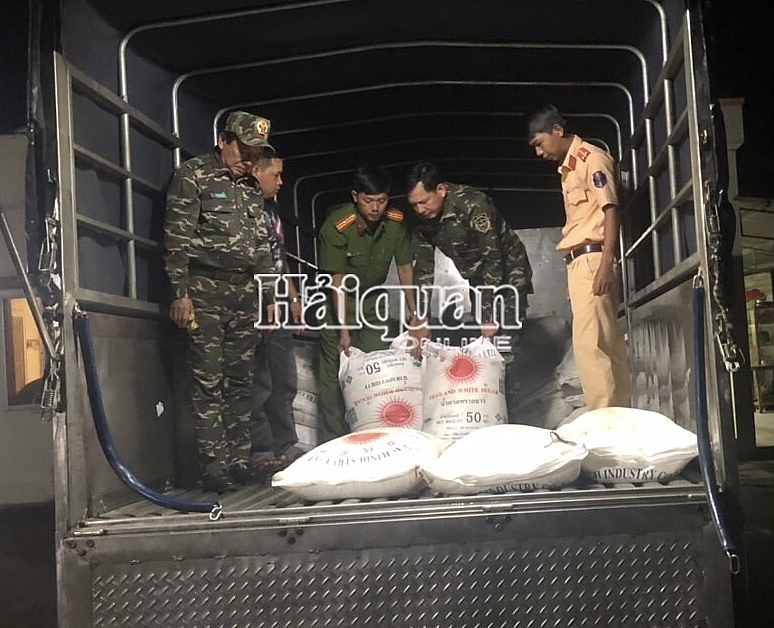 Hải quan Đồng Tháp phối hợp bắt giữ xe ô tô chở đường nhập lậu