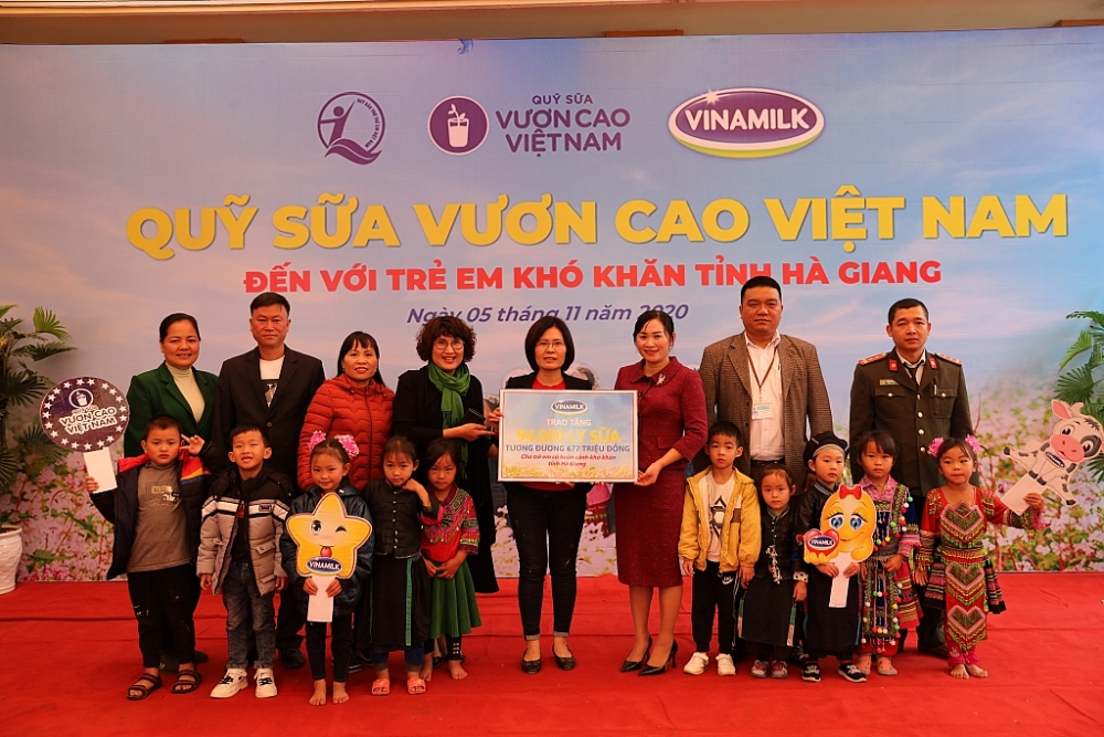 Vinamilk và Quỹ sữa vươn cao Việt Nam trao 94.000 ly sữa cho trẻ em Hà Giang