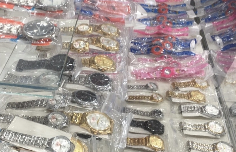 Tạm giữ hơn nghìn chiếc đồng hồ nhái thương hiệu nổi tiếng