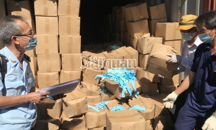 Hải quan bắt giữ 2 container găng tay đã qua sử dụng nhập khẩu từ Trung Quốc