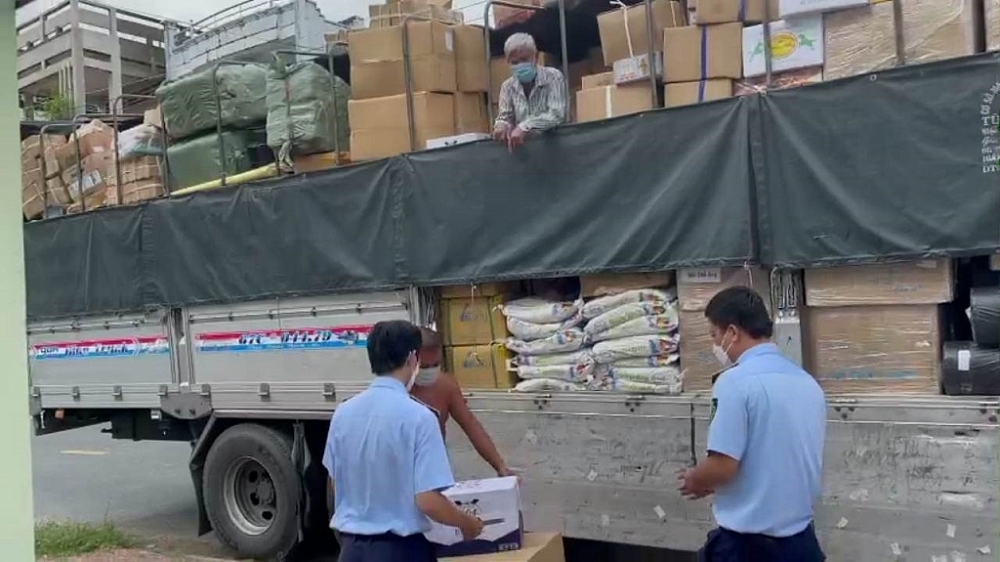 Một ngày bắt 3 xe tải chở đầy hàng hóa nghi nhập lậu